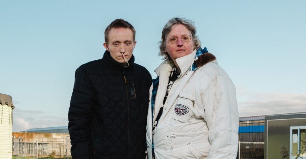 portret industrie man vrouw voor de fabriek