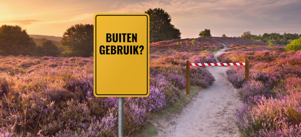 Foto van natuurgebied met bord 'Buiten gebruik?'