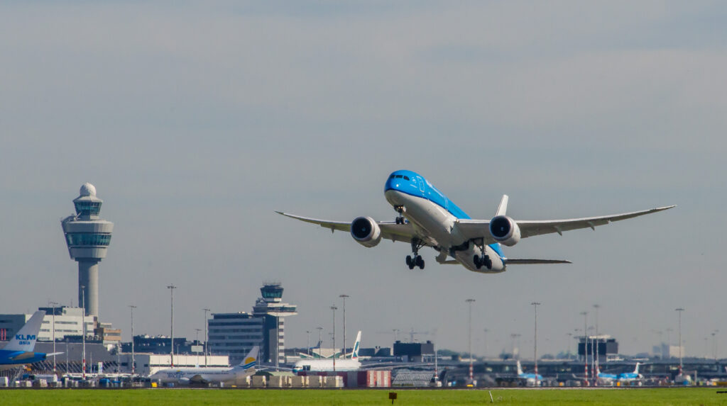Vliegtuig van KLM stijgt op bij luchthaven Schiphol