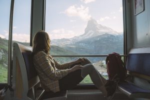 vrouw kijkt uit het raam vanuit de trein