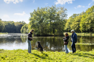 Foto van mensen bij het water
