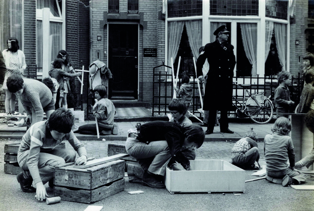 zwaer wit foto uit de jaren 70 Nijmegen met kinderen die op straat spelen