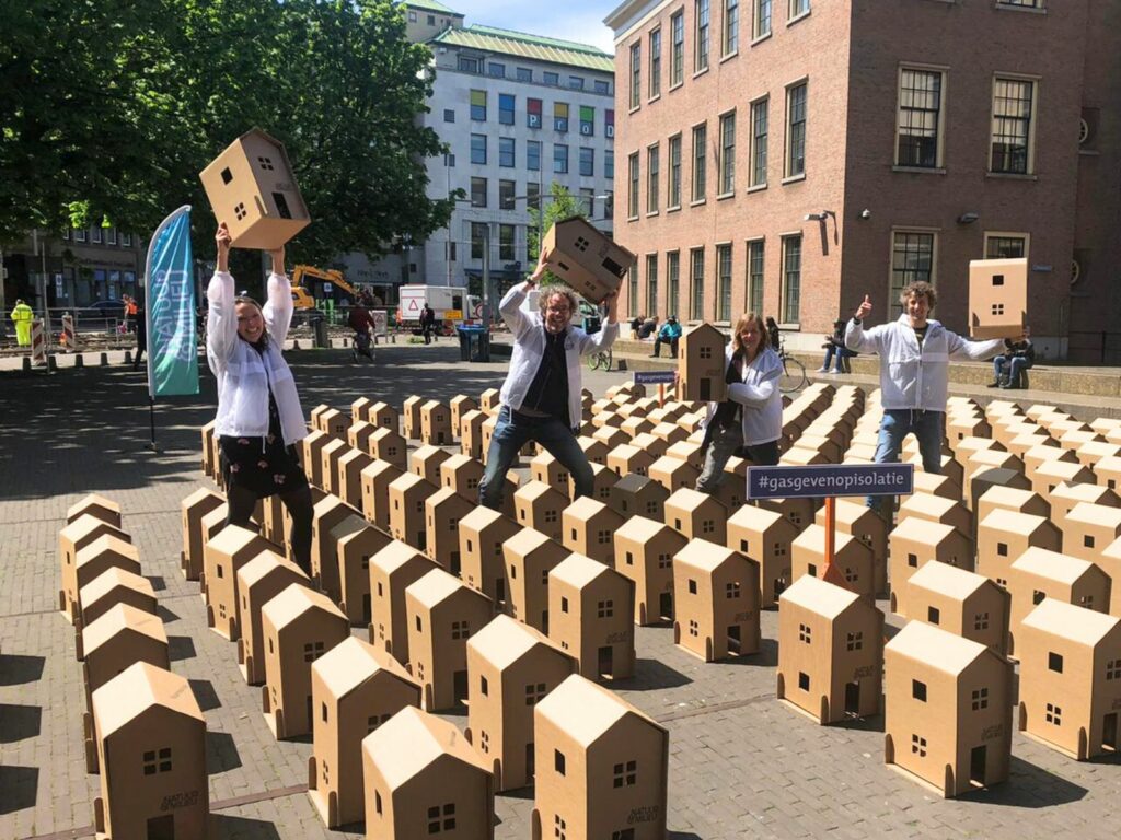 Collega's van Natuur & Milieu met 270 kartonnen huisjes op het Binnenhof