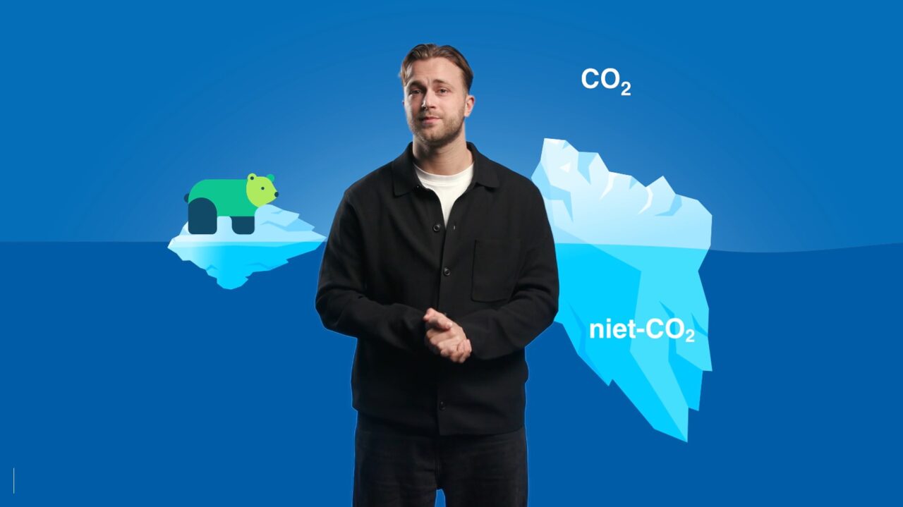 Vliegtuigstrepen in de lucht video