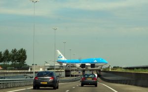 vliegtuig rijdt over snelwegtunnel
