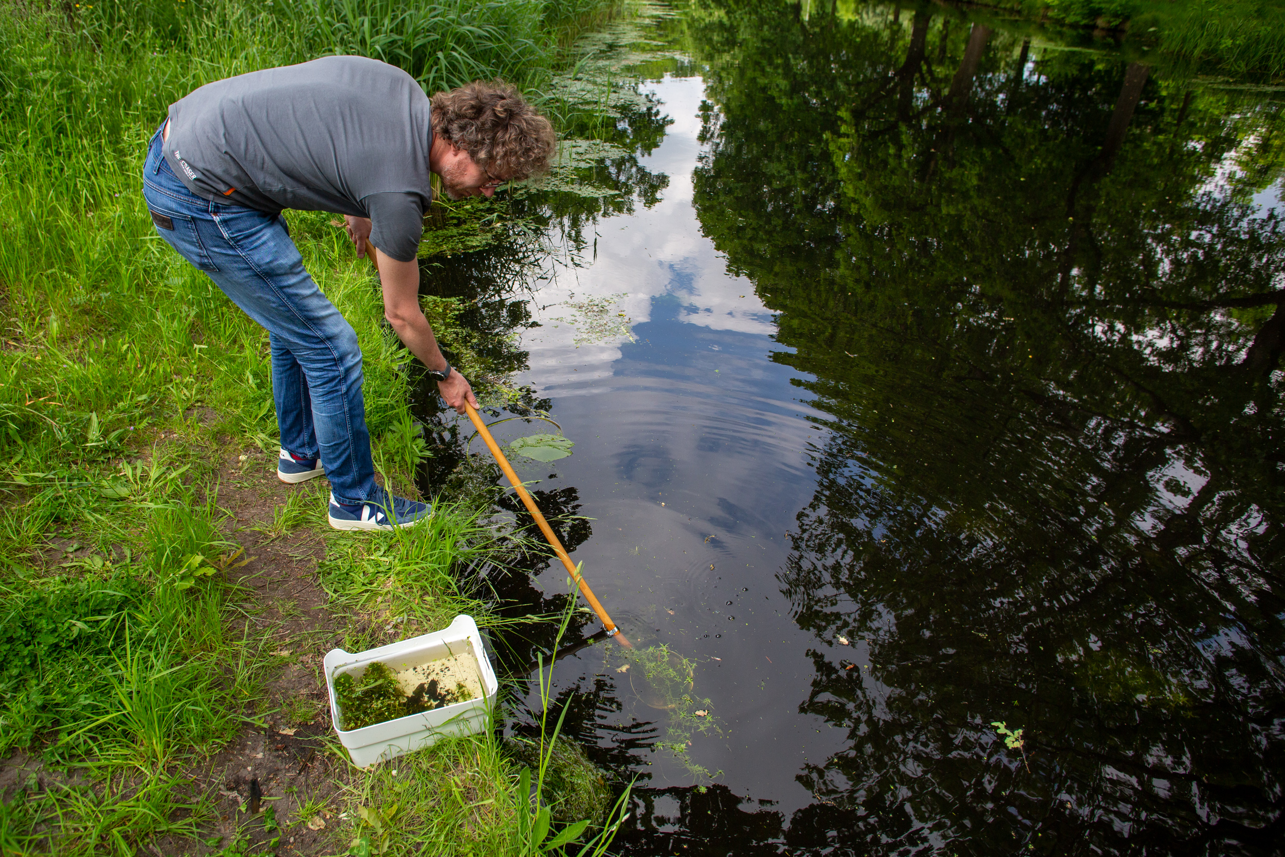 Burgerwetenschapper bezig om waterkwaliteit te meten