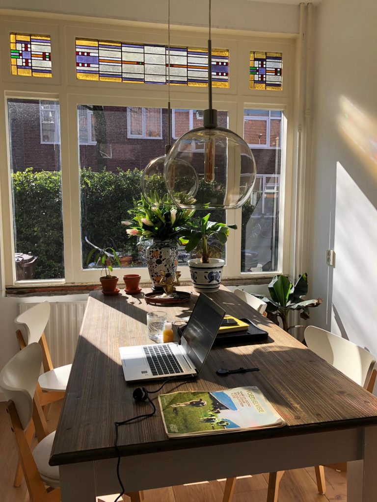 eettafel met laptop