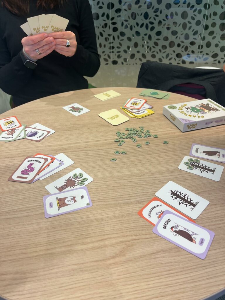 Personen spelen het Plantje Boom-spel
