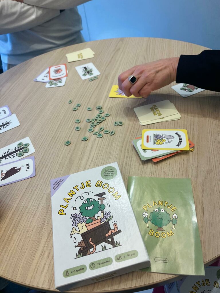 Personen spelen het Plantje Boom-spel