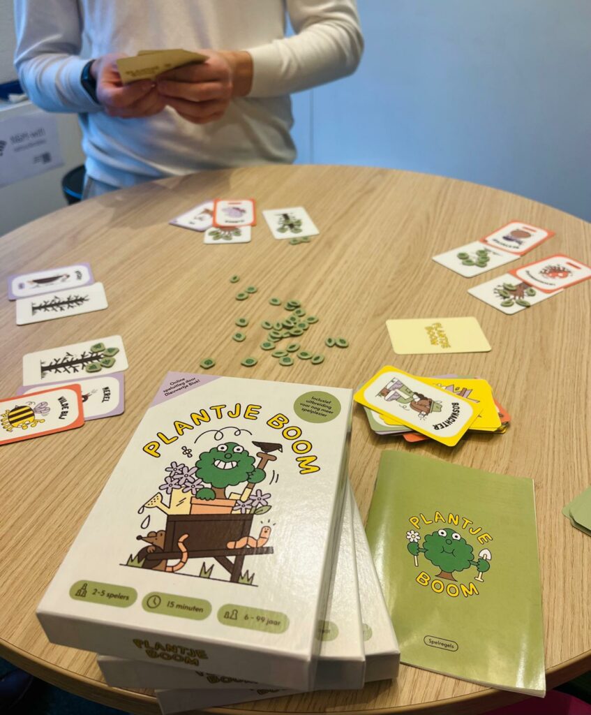 Personen spelen het Plantje Boom-spel