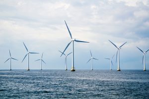 Rijen windmolens op zee