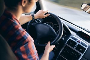 Man achter het stuur in een auto