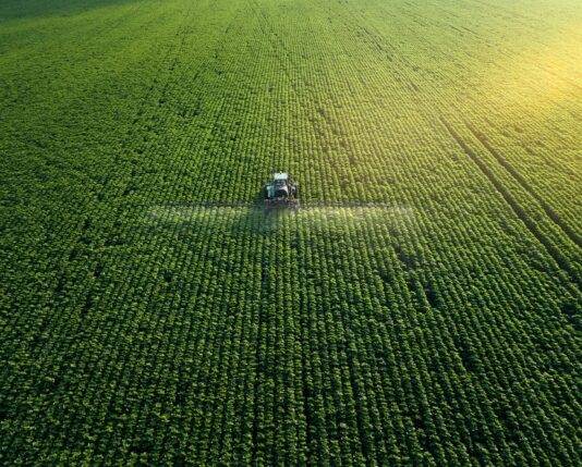 trekken verspreid bestrijdingsmiddelen over groot stuk landgrond met groene gewassen