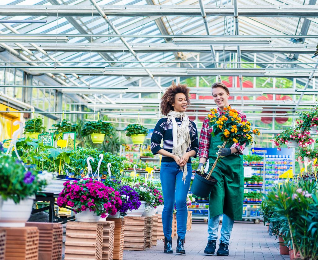 mensen lopen door tuincentrum