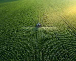 tractor bespuit land met middelen