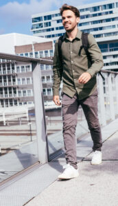 boas loopt over straat