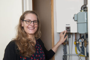 vrouw naast cv-ketel