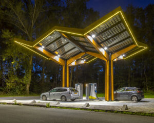 Twee auto's laden bij laadpalen van Fastned