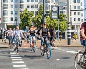Mensen fietsen over straat