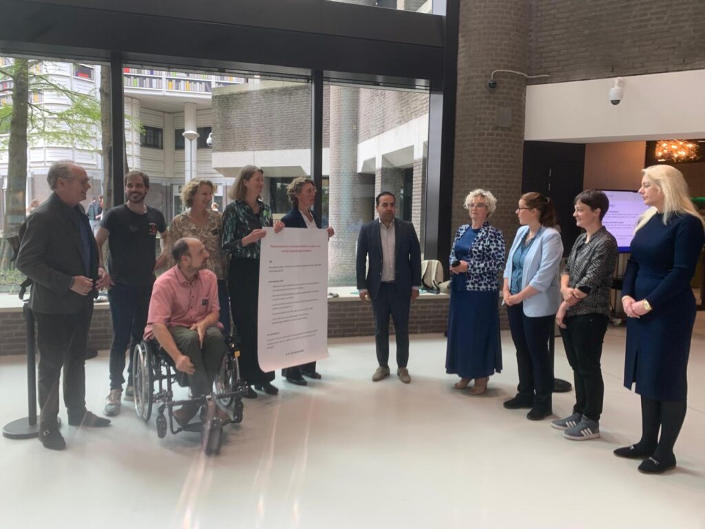 foto van Kamerleden en collega's van Parkinson Vereniging en Natuur & Milieu die de oproep overhandigen