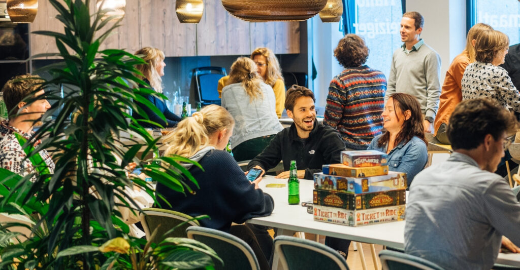 boas speelt spelletjes aan tafel met collega's