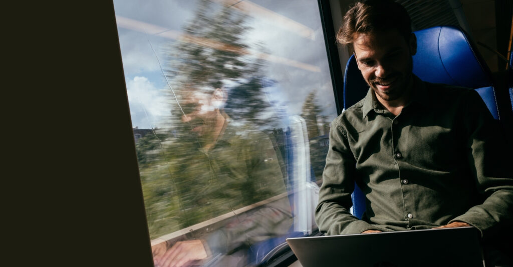 boas werkt achter zijn laptop in de trein