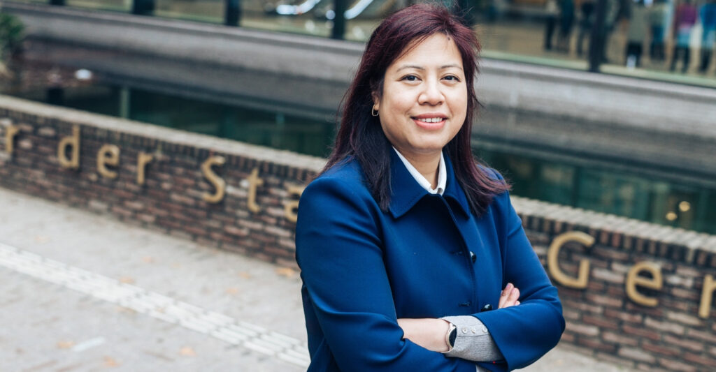 michelle staat voor het gebouw van de tweede kamer