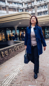 michelle loopt langs gebouw van de tweede kamer