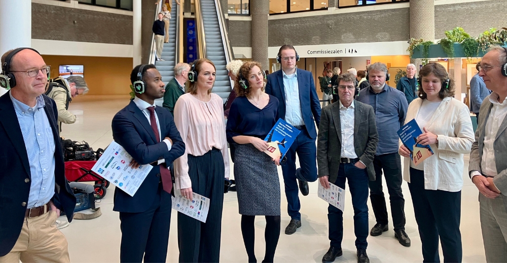 kamerleden luisteren naar geluidsfragment