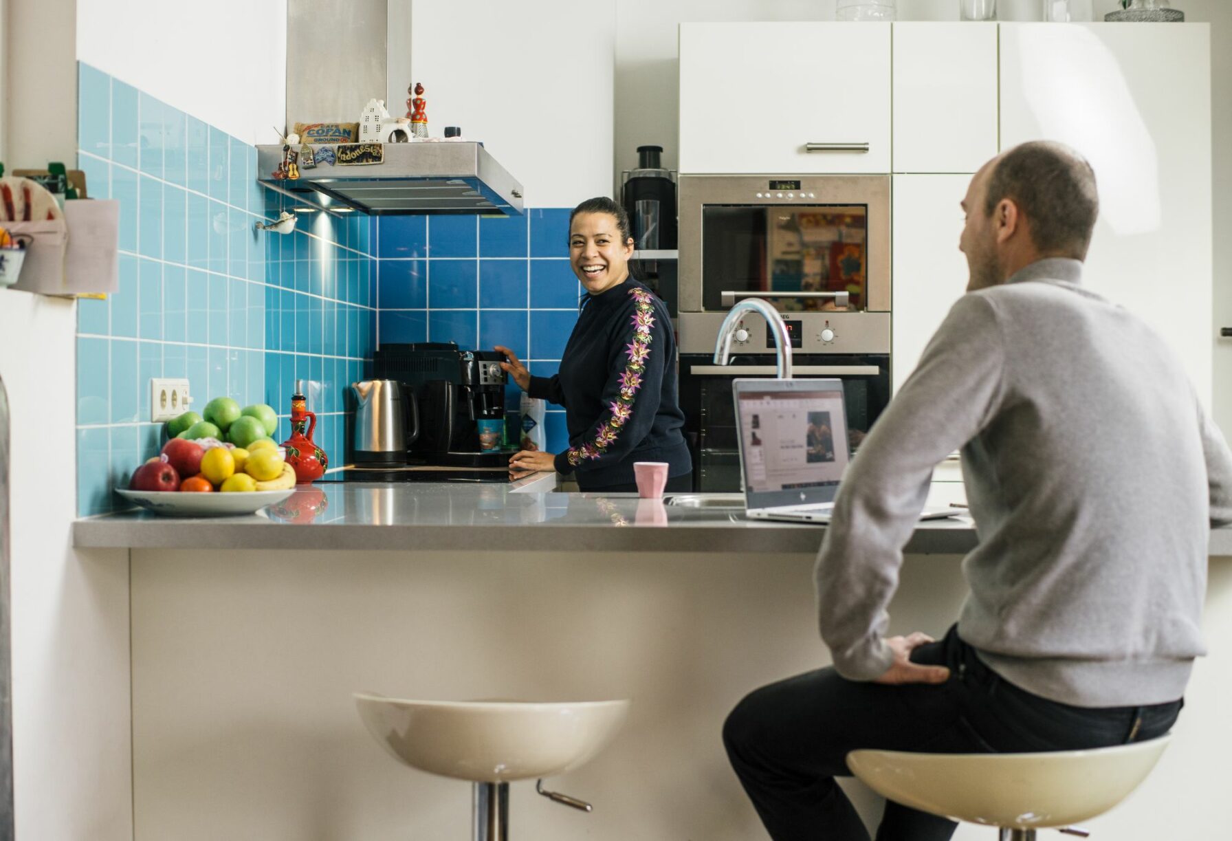 twee personen zitten in keuken