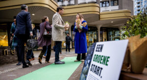 Groene start: planten uitdelen aan Kamerleden voor Tweede Kamer
