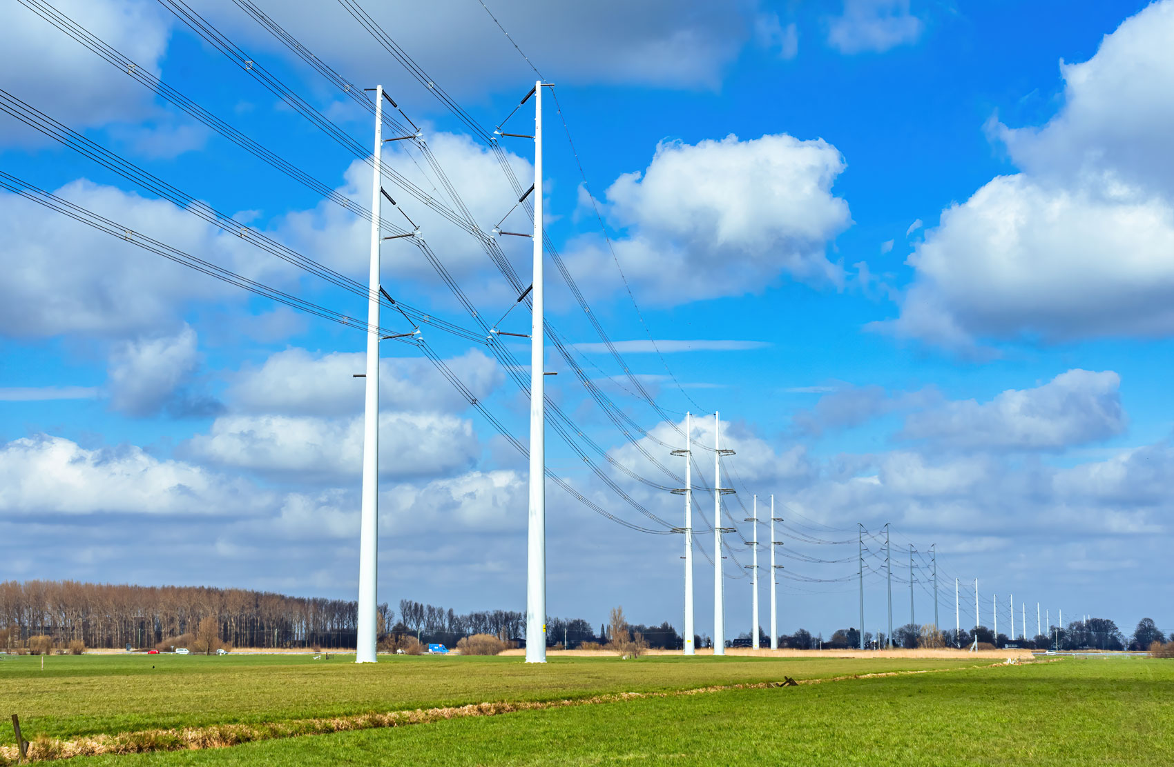 hoogspanningsmasten in een veld