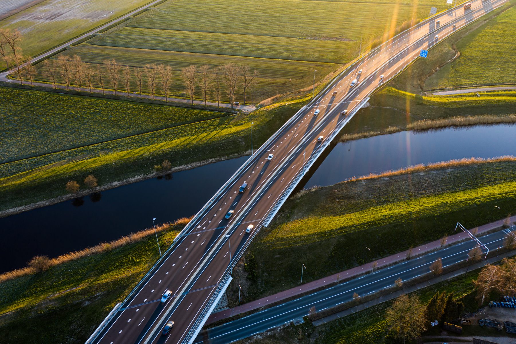 Een viaduct met auto's over een sloot