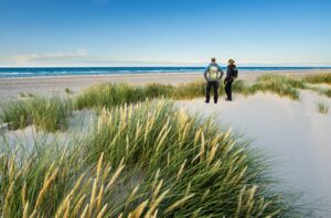 Mensen in de duinen aan zee