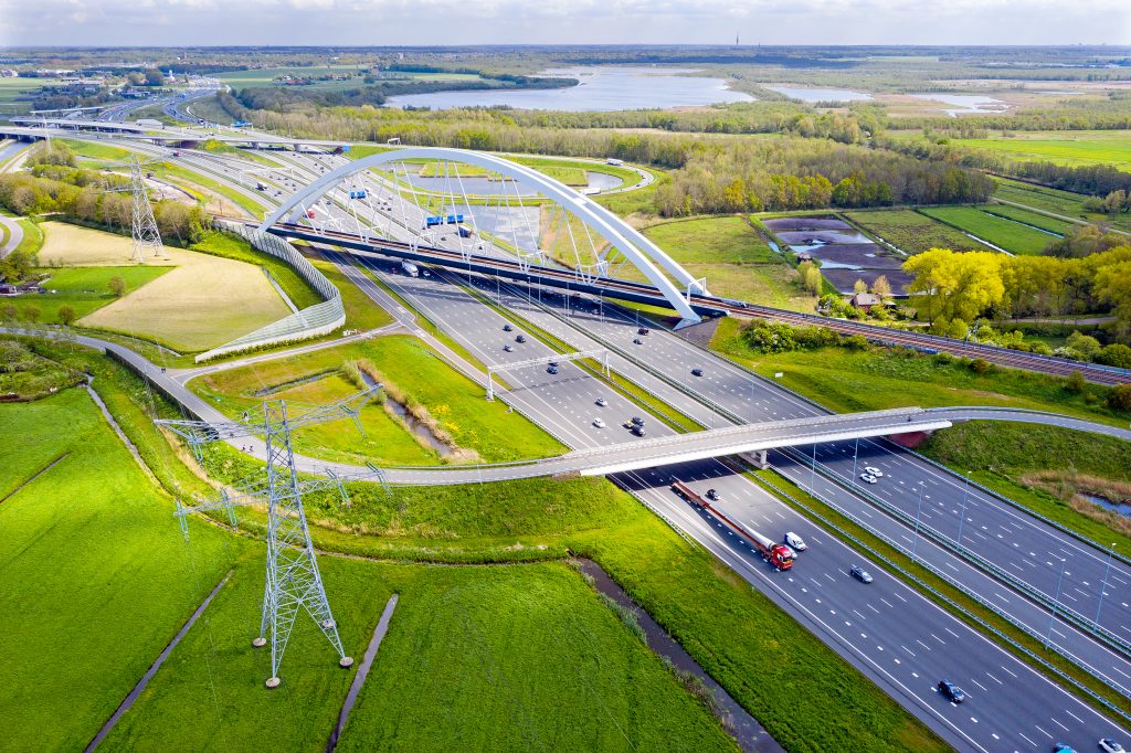 Een viaduct met auto's over een snelweg