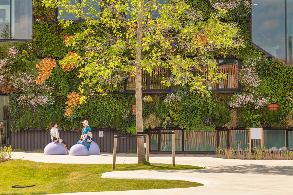 Mensen in groene buurt Almere