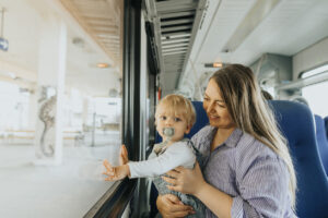 Foto van moeder met kind in het ov