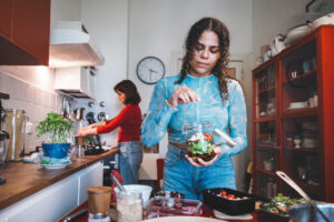 Vrouwen koken met weckpot