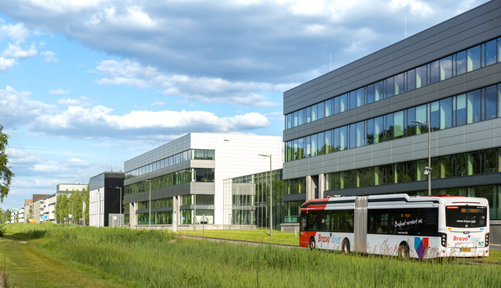 Bus op een bedrijfterrein