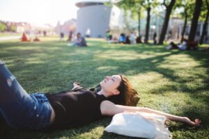 Vrouw chillt in het park