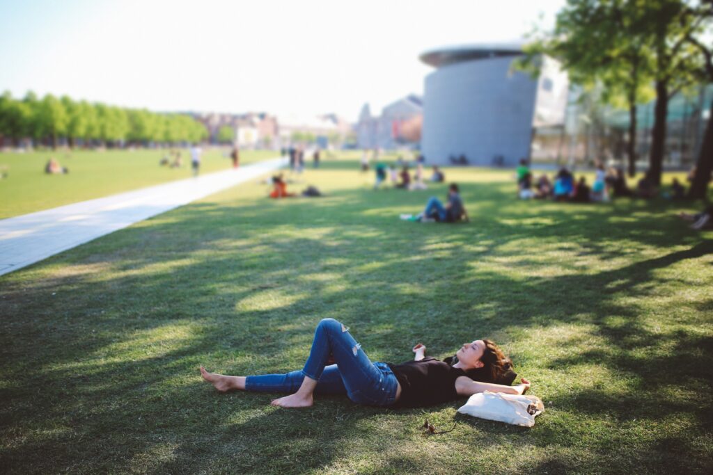 Vrouw chillt in het gras en park