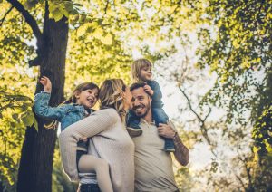 familie loopt door het bos