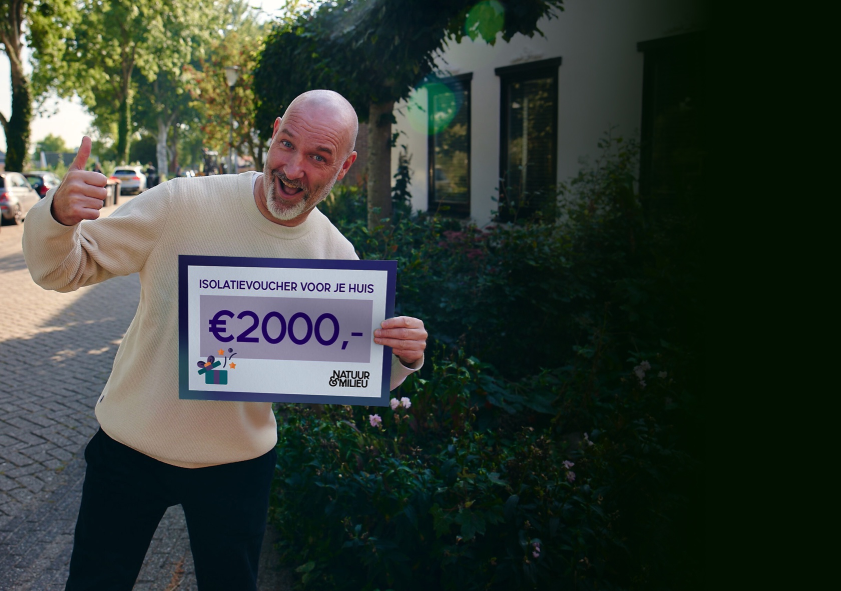 Eddy Zoëy met een isolatievoucher ter waarde van €2000,-