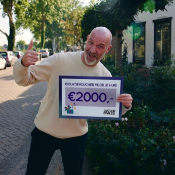 Eddy Zoëy met een isolatievoucher ter waarde van €2000,-
