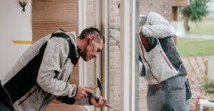 twee personen brengen isolatieglas aan