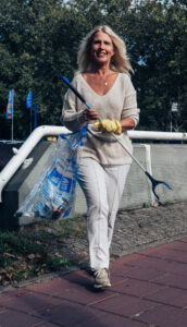 lilian loopt op straat met afvalprikker