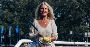 lilian loopt op straat met afvalprikker