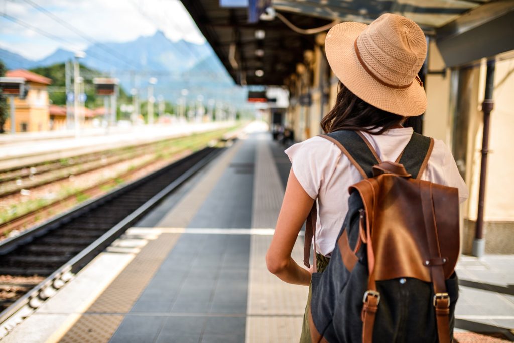 vrouw op treinstation
