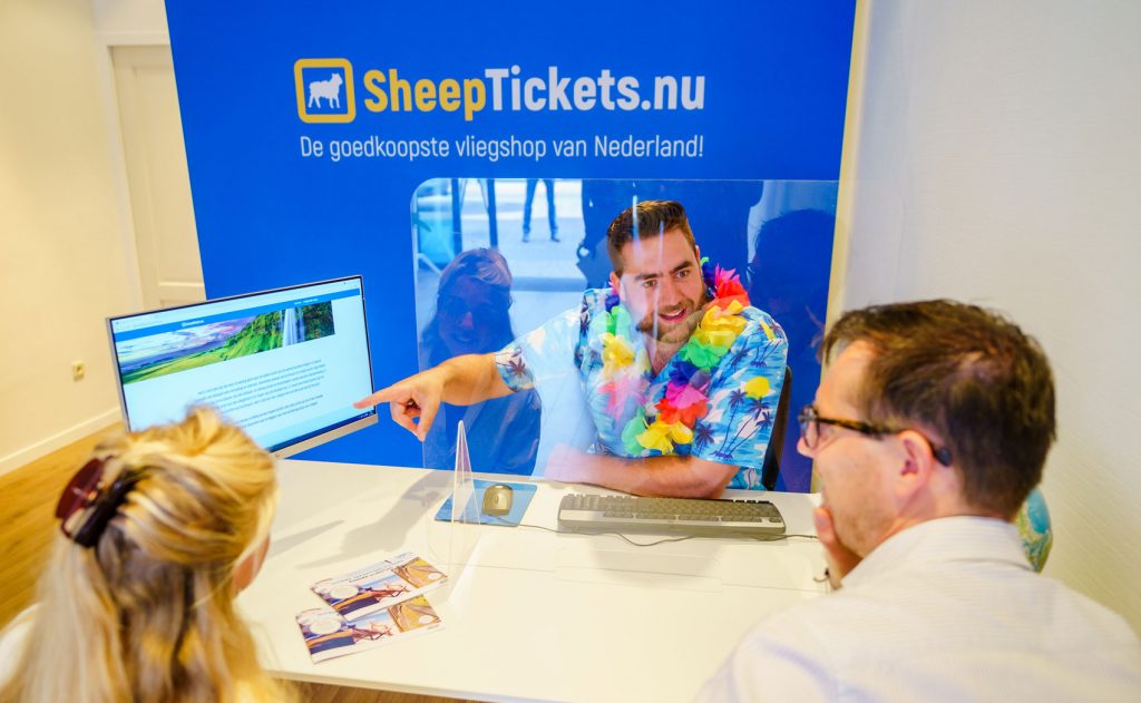 man en vrouw bezoeken reisbureau