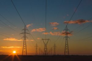 energiemasten tegen zonsondergang